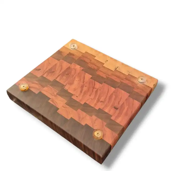 Tábua End Grain Mosaico Escalonado — Marfim, Pau Ferro e Ipê Roxo (24,5 × 22 × 4 cm)