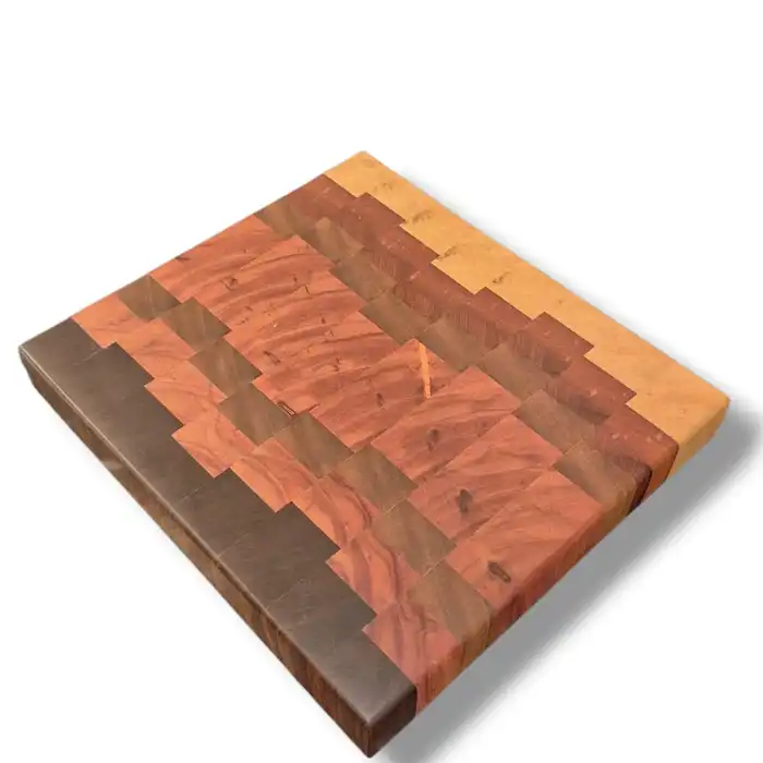 Tábua End Grain Mosaico Escalonado — Marfim, Pau Ferro e Ipê Roxo (24,5 × 22 × 4 cm)