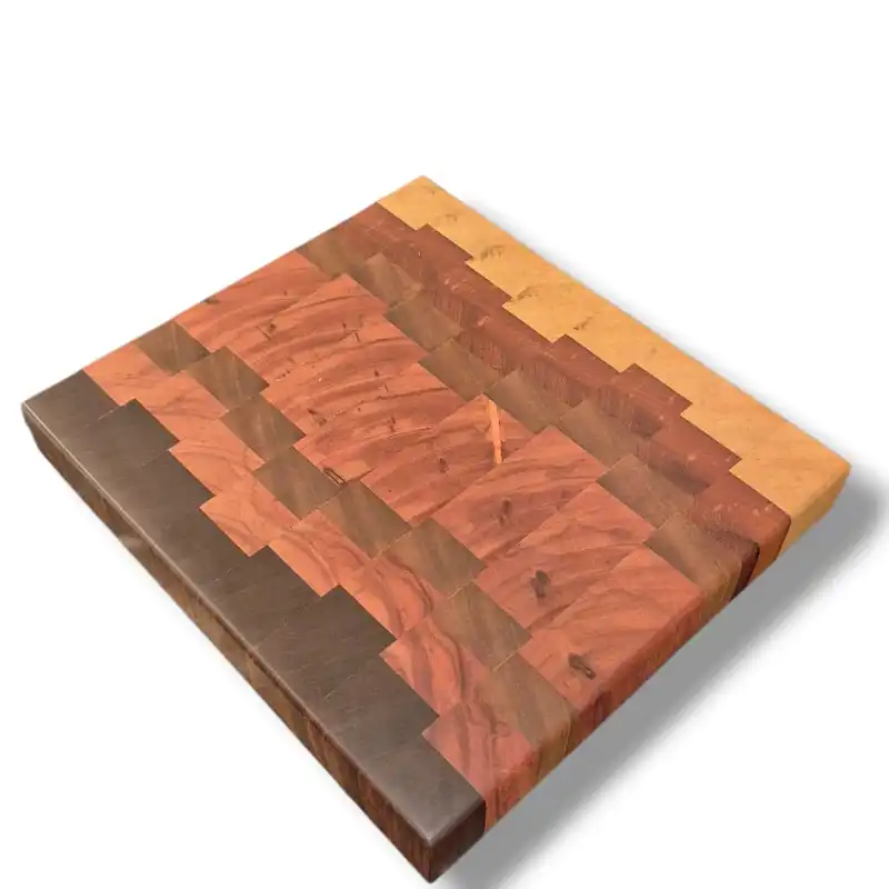 Tábua End Grain Mosaico Escalonado — Marfim, Pau Ferro e Ipê Roxo (24,5 × 22 × 4 cm)