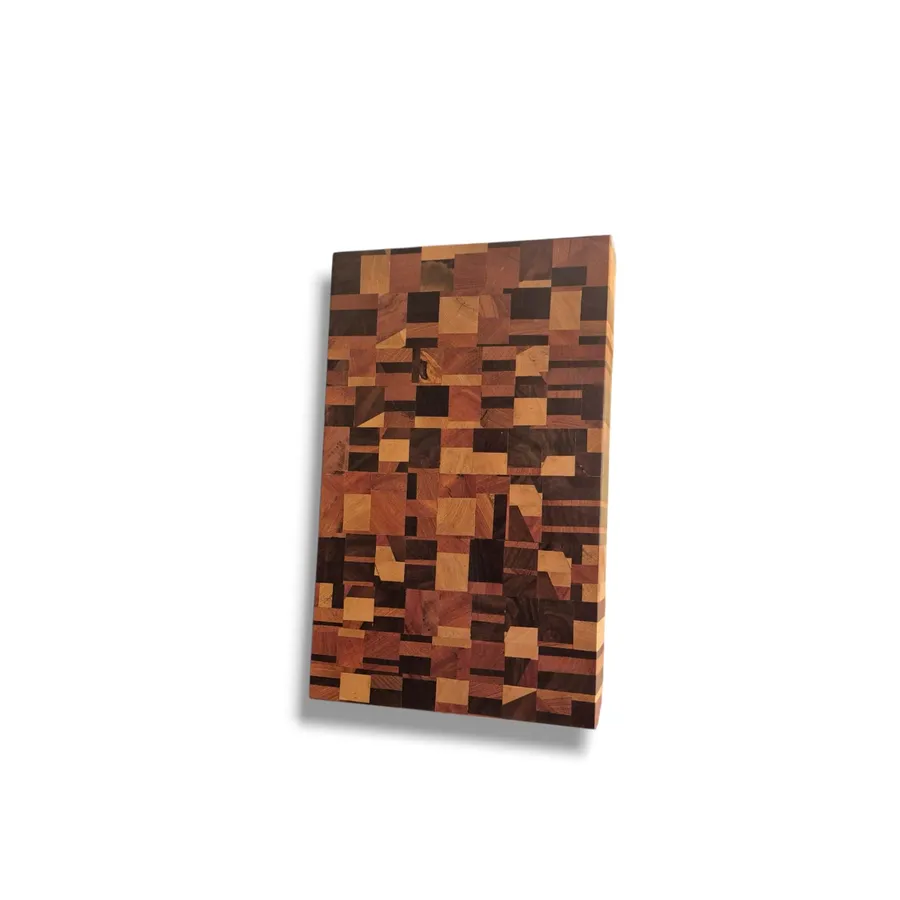Tábua de Churrasco End Grain – Marchetaria Fragmentada em Marfim, Pau-Ferro e Ipê-Roxo