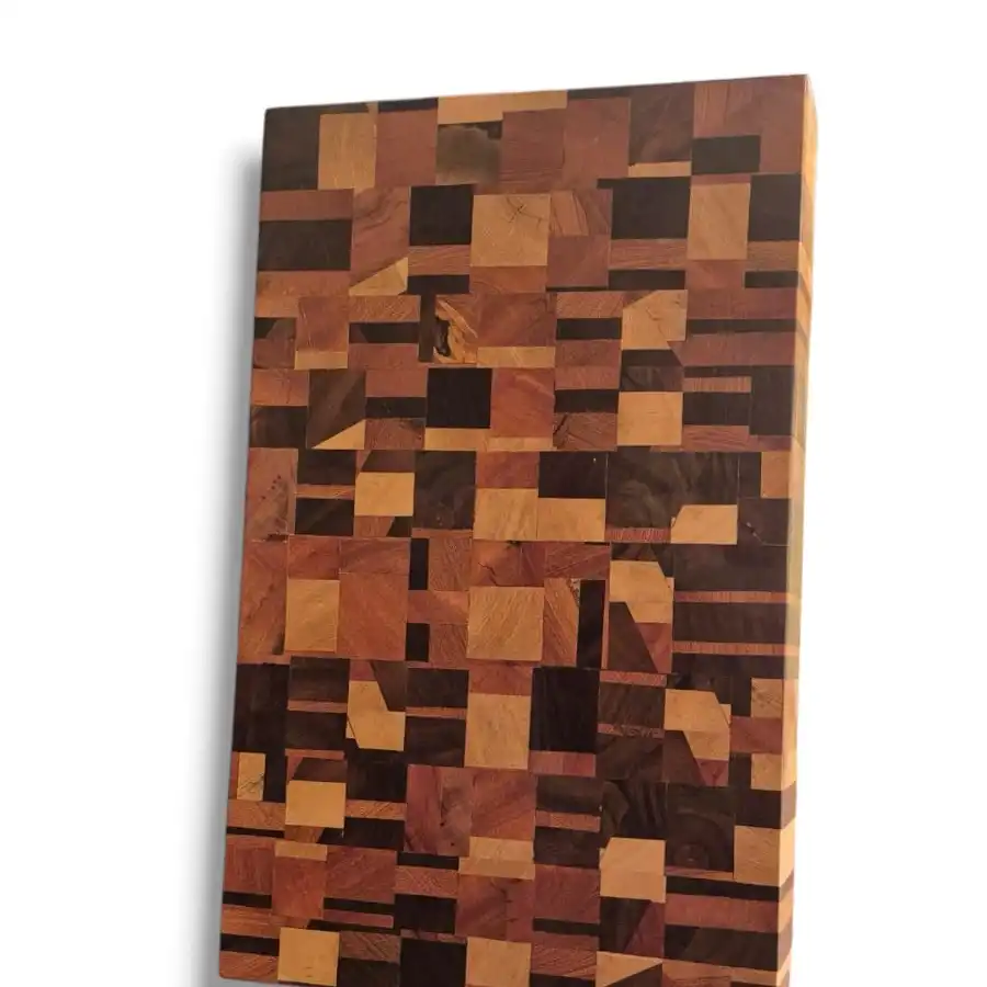 Tábua de Churrasco End Grain – Marchetaria Fragmentada em Marfim, Pau-Ferro e Ipê-Roxo