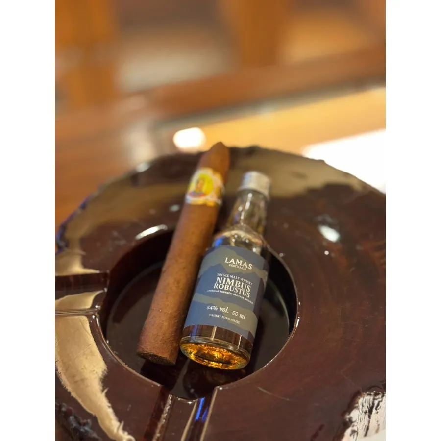 Whisky Lamas Nimbus Robustus + Charuto Bolívar Belicosos Finos