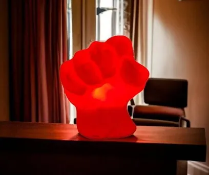 Luminaria Mão hulk vermelho Marvel 