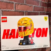 LEGO Capacete Scuderia Ferrari HP Lewis Hamilton - imagem 1