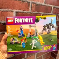 LEGO - Fortnite® - Acampamento de Peely e Sparkplug - imagem 1