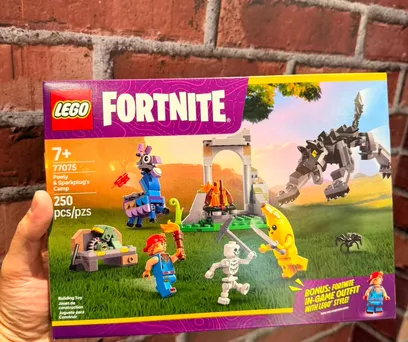 LEGO - Fortnite® - Acampamento de Peely e Sparkplug