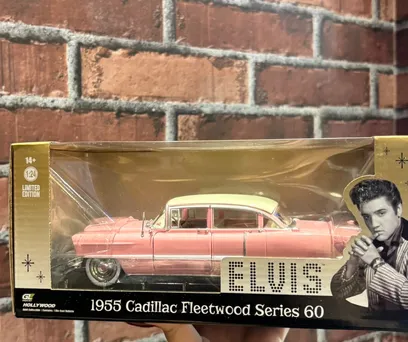 Miniatura Elvis Presley – 1955 Cadillac Fleetwood Series 60 Pink Cadillac 1:24 