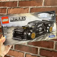 LEGO Speed Champions Ken Block's 1965 Ford Mustang Hoonicorn V1 – 77262  - imagem 1