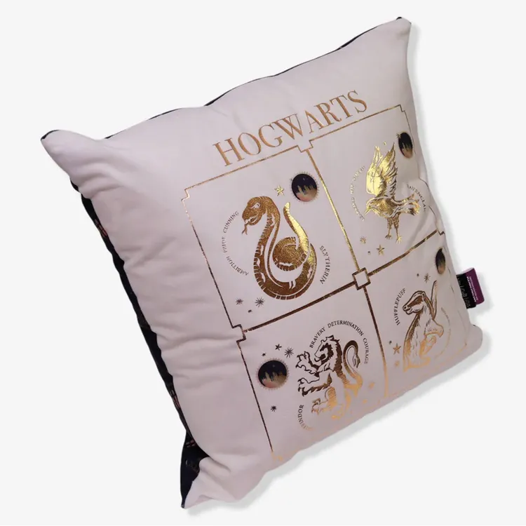 Almofada 40x40 Hogwarts Casas Douradas – Harry Potter 