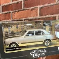 MINIATURA 1/24 1971 CHEVROLET OPALA SS PRATA SERIE CALIFORNIA CLASSICS   - imagem 1