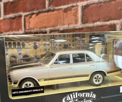 MINIATURA 1/24 1971 CHEVROLET OPALA SS PRATA SERIE CALIFORNIA CLASSICS  
