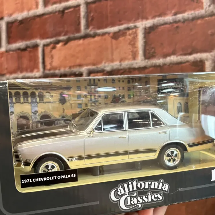 MINIATURA 1/24 1971 CHEVROLET OPALA SS PRATA SERIE CALIFORNIA CLASSICS  