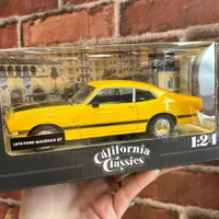 MINIATURA 1/24 1974 FORD MAVERICK GT AMARELO SERIE CALIFORNIA CLASSICS  - imagem 1