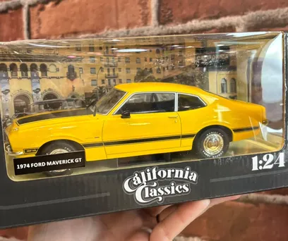 MINIATURA 1/24 1974 FORD MAVERICK GT AMARELO SERIE CALIFORNIA CLASSICS 