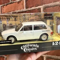 MINIATURA 1/24 1976 VOLKSWAGEN BRASILIA BRANCA SERIE CALIFORNIA CLASSICS  - imagem 1