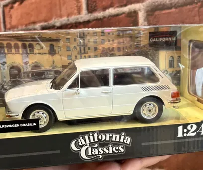 MINIATURA 1/24 1976 VOLKSWAGEN BRASILIA BRANCA SERIE CALIFORNIA CLASSICS 