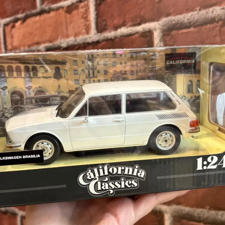 MINIATURA 1/24 1976 VOLKSWAGEN BRASILIA BRANCA SERIE CALIFORNIA CLASSICS 