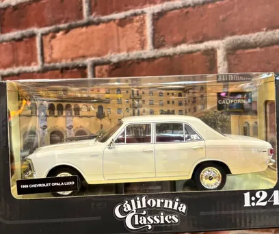MINIATURA 1/24 1969 CHEVROLET OPALA LUXO BRANCO COM INTERIOR VERMELHO SERIE CALIFORNIA CLASSICS 