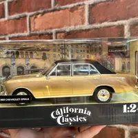 MINIATURA 1/24 1969 CHEVROLET OPALA LUXO DOURADO COM CAPOTA PRETA VINIL SERIE CALIFORNIA CLASSICS  - imagem 1