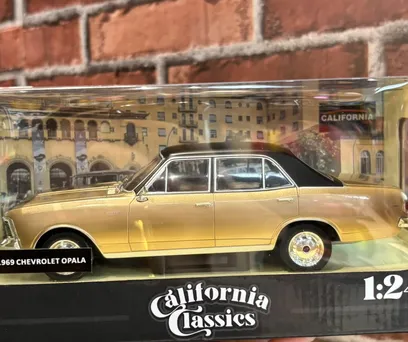MINIATURA 1/24 1969 CHEVROLET OPALA LUXO DOURADO COM CAPOTA PRETA VINIL SERIE CALIFORNIA CLASSICS 