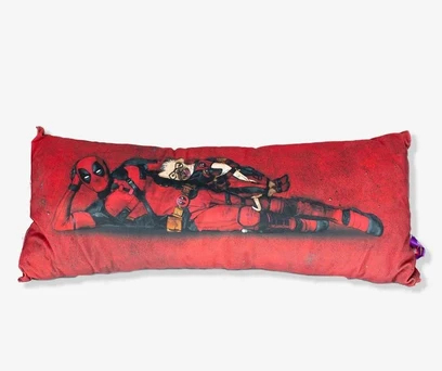 ALMOFADA 70X30 DEADPOOL - MARVEL 