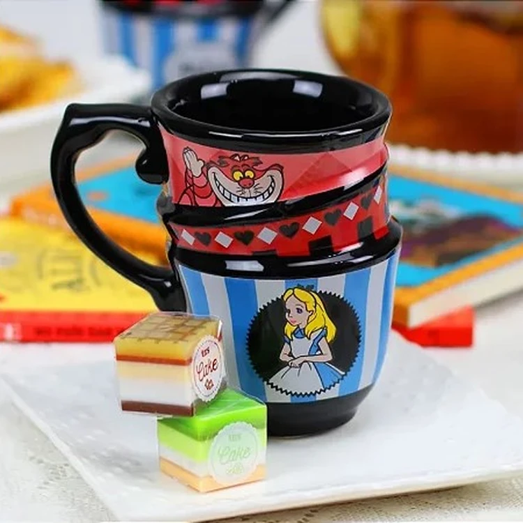 CANECA DE PORCELANA TRIO ALICE NO PAÍS DAS MARAVILHAS 