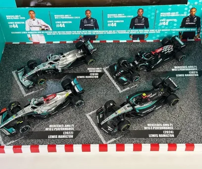 Formula 1 Conjunto Bburago 1/43 Mercedes F1 com 4 miniaturas