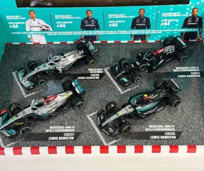Formula 1 Conjunto Bburago 1/43 Mercedes F1 com 4 miniaturas