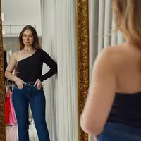 Blusa Canelada Uma Manga Só Preto - imagem 3