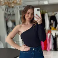 Blusa Canelada Uma Manga Só Preto - imagem 1