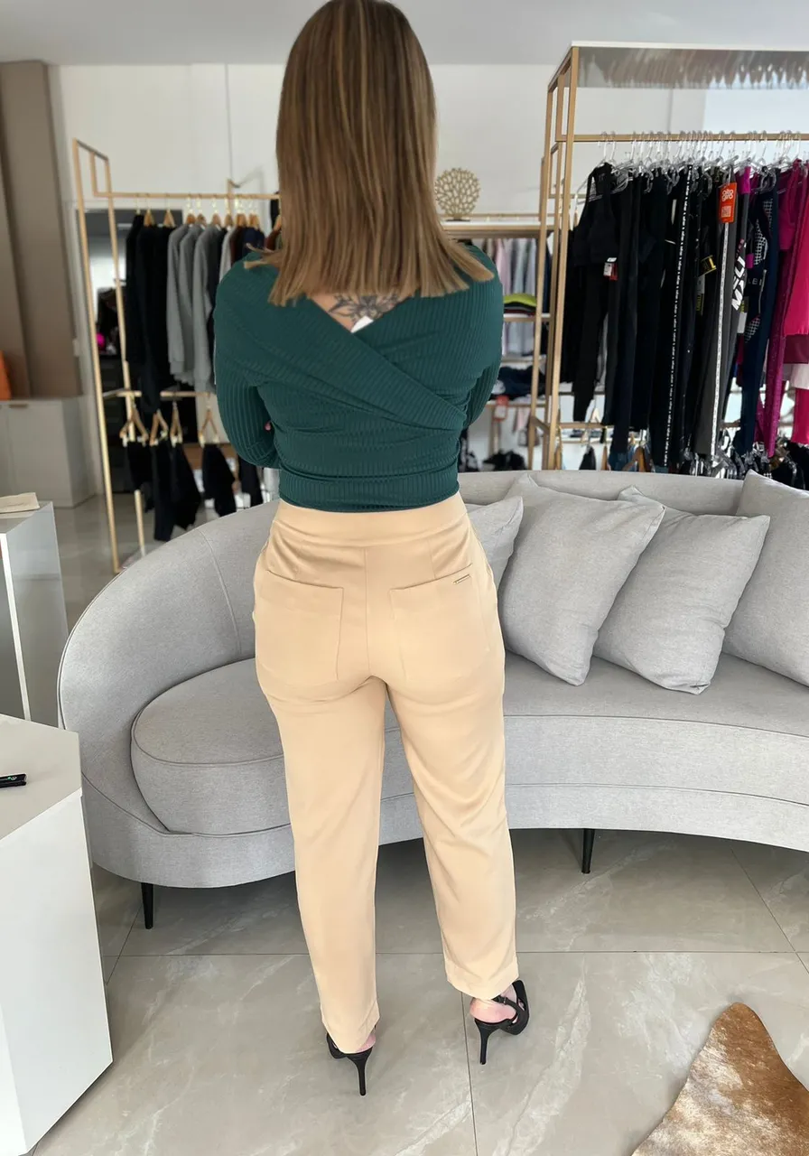 Calça Reta Alfaiataria Detalhe Cós