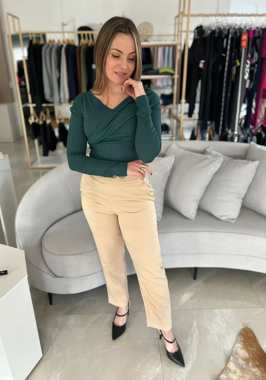 Calça Reta Alfaiataria Detalhe Cós