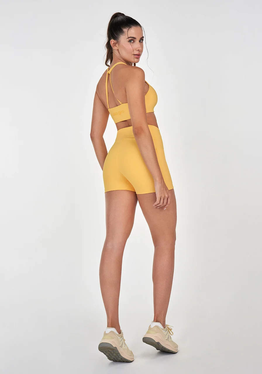 Short Curto Com Bolso Alto Giro Amarelo
