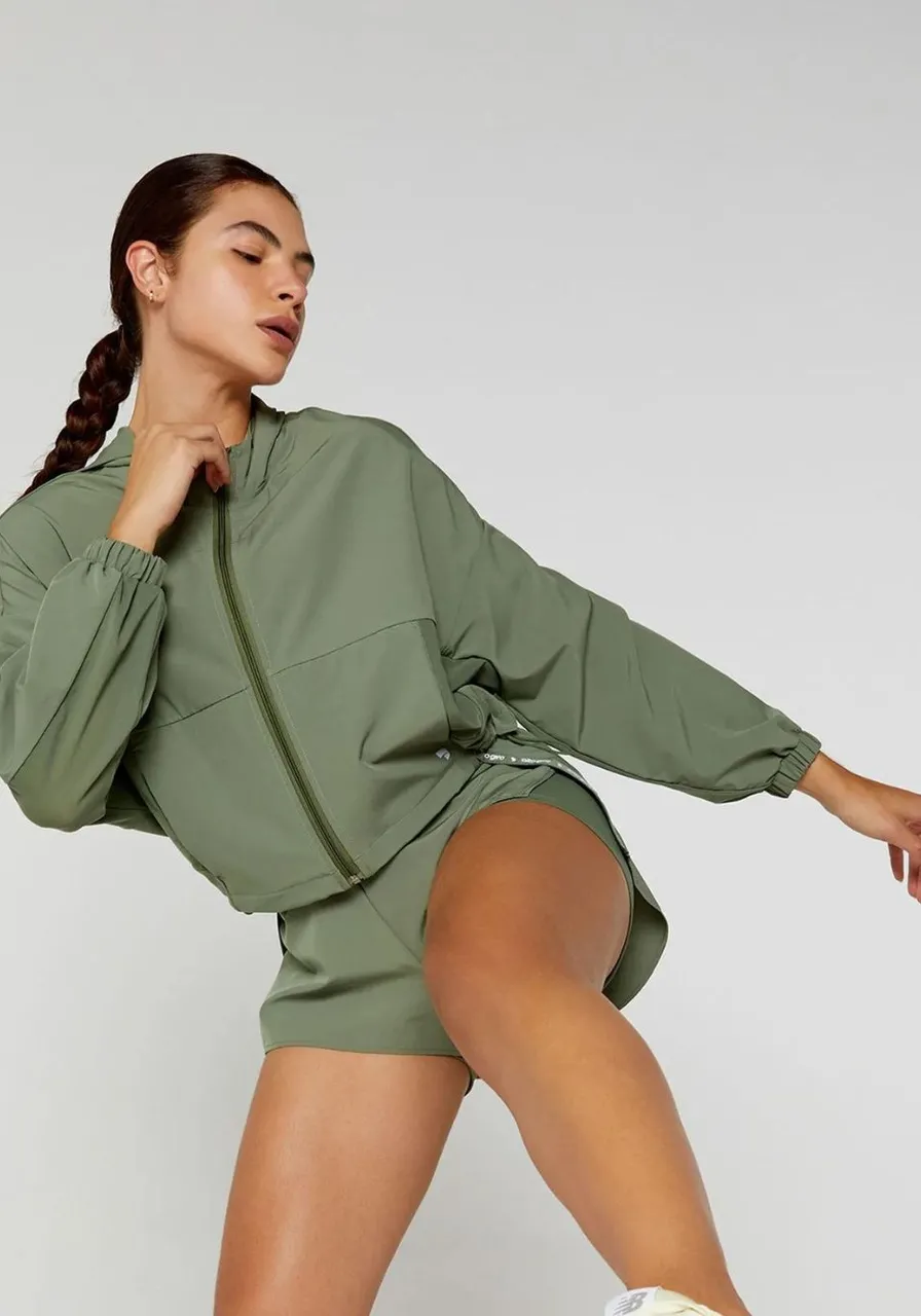 Jaqueta Corta Vento Com Capuz e Regulagem