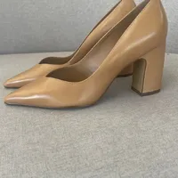 Scarpin Nude Couro Bico Fino Arezzo Ref 14219 - imagem 2