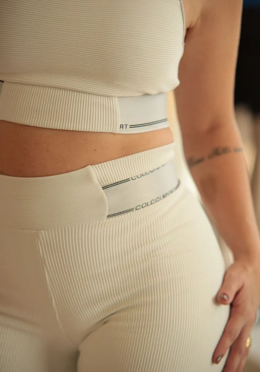 Conjunto Top Bermuda Slim Performace Off Shell Colcci 