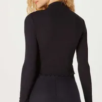 Blusa Cropped Manga Longa Canelada Com Fru Fru Preto - imagem 2