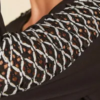 Bata Decote V Detalhe Renda Preto - imagem 1