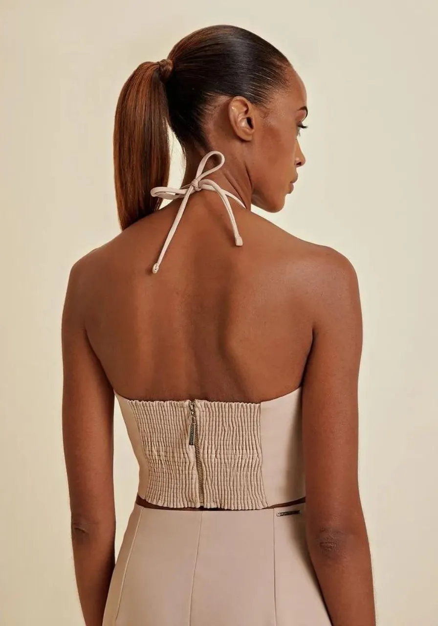 Top Cropped Decote V Invertido Detalhe Acessório 