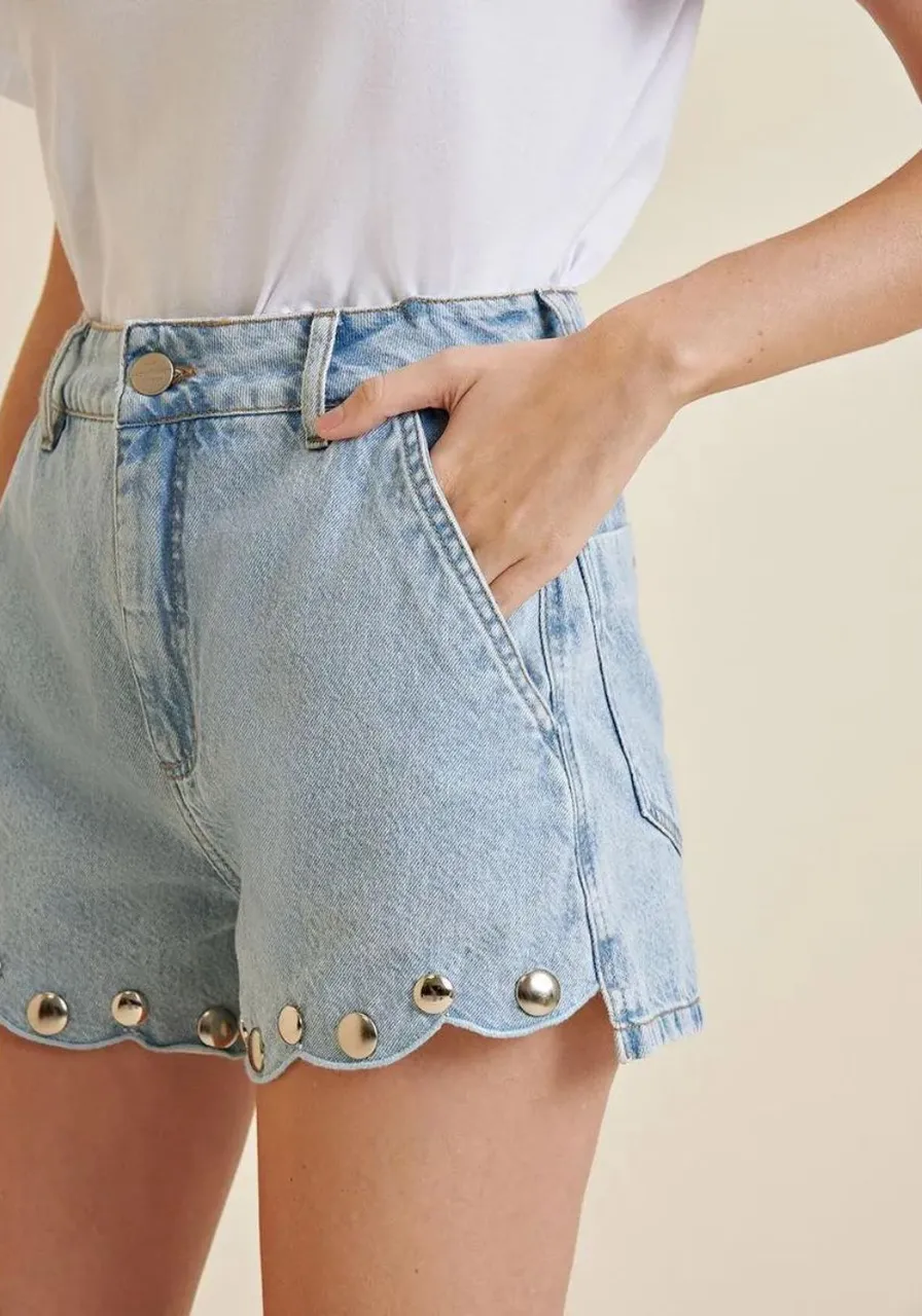 Short Jeans Curto Detalhes Metal E Bordado