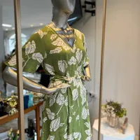 Vestido Curto Decote V Estampado - imagem 4