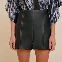 Short Alfaiataria Efeito Couro Detalhe Pesponto - imagem 1