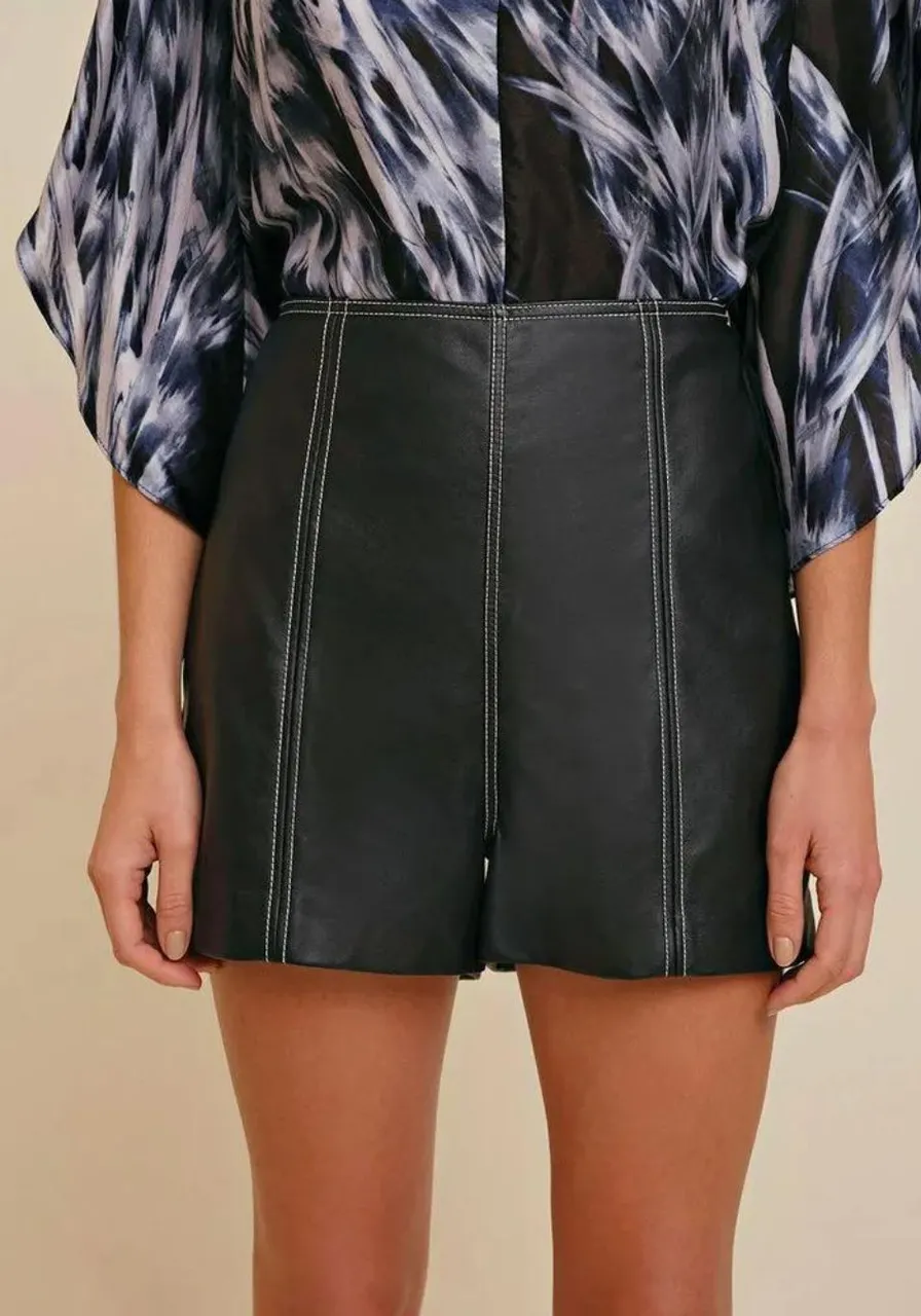 Short Alfaiataria Efeito Couro Detalhe Pesponto