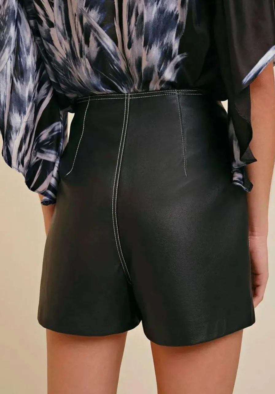 Short Alfaiataria Efeito Couro Detalhe Pesponto