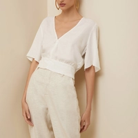 Blusa Decote V Manga Curta Amarração Off White - imagem 2