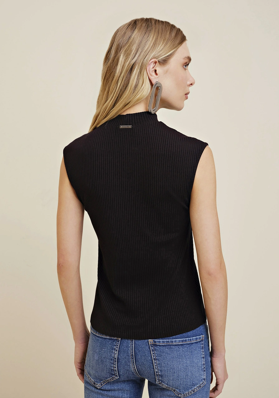 Blusa Gola Alta Canelada Com Aplicações