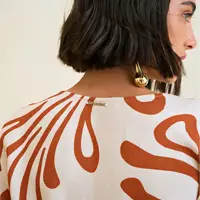 Blusa Solta Decote V Manga Curta Padrão Morena Rosa  - imagem 2