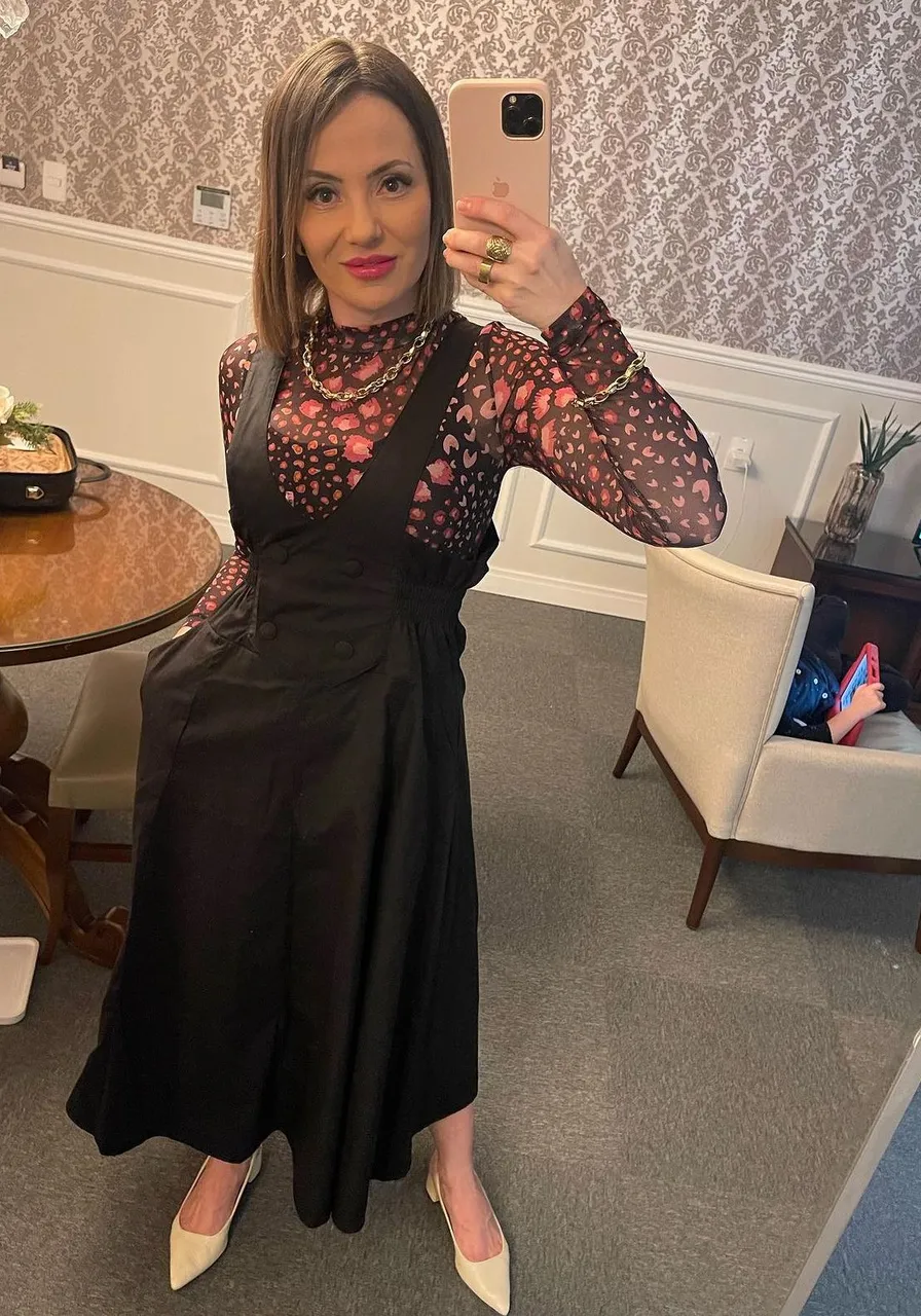 Salopete Morena Rosa Midi Com Botão Preto