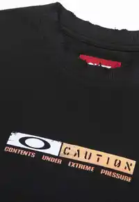 Camiseta PIET x Oakley Caution Vintage Black – Algodão 180GSM com Puídos - imagem 5