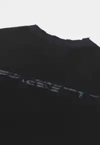 Camiseta PIET x Oakley Caution Vintage Black – Algodão 180GSM com Puídos - imagem 4